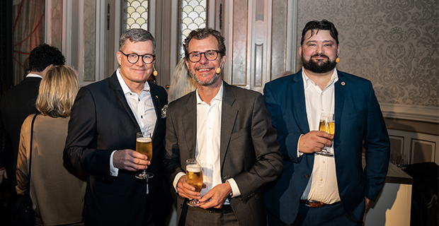 Fredrik Spendrup, VD och koncernchef på Spendrups Bryggeri och bryggerimästare Richard Bengtsson vid lanseringen av Spendrups Signatur.